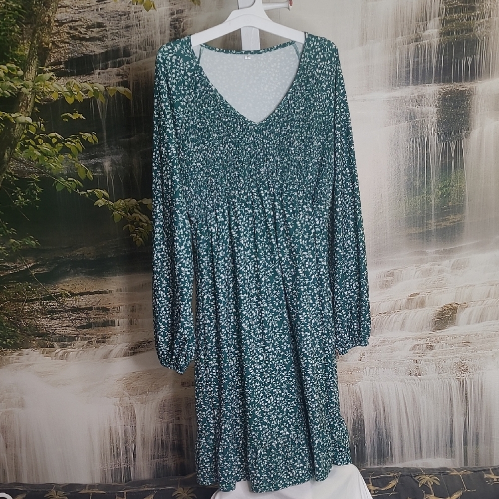 New! Womens Small green white floral smocked vneck long sleeve midi dress